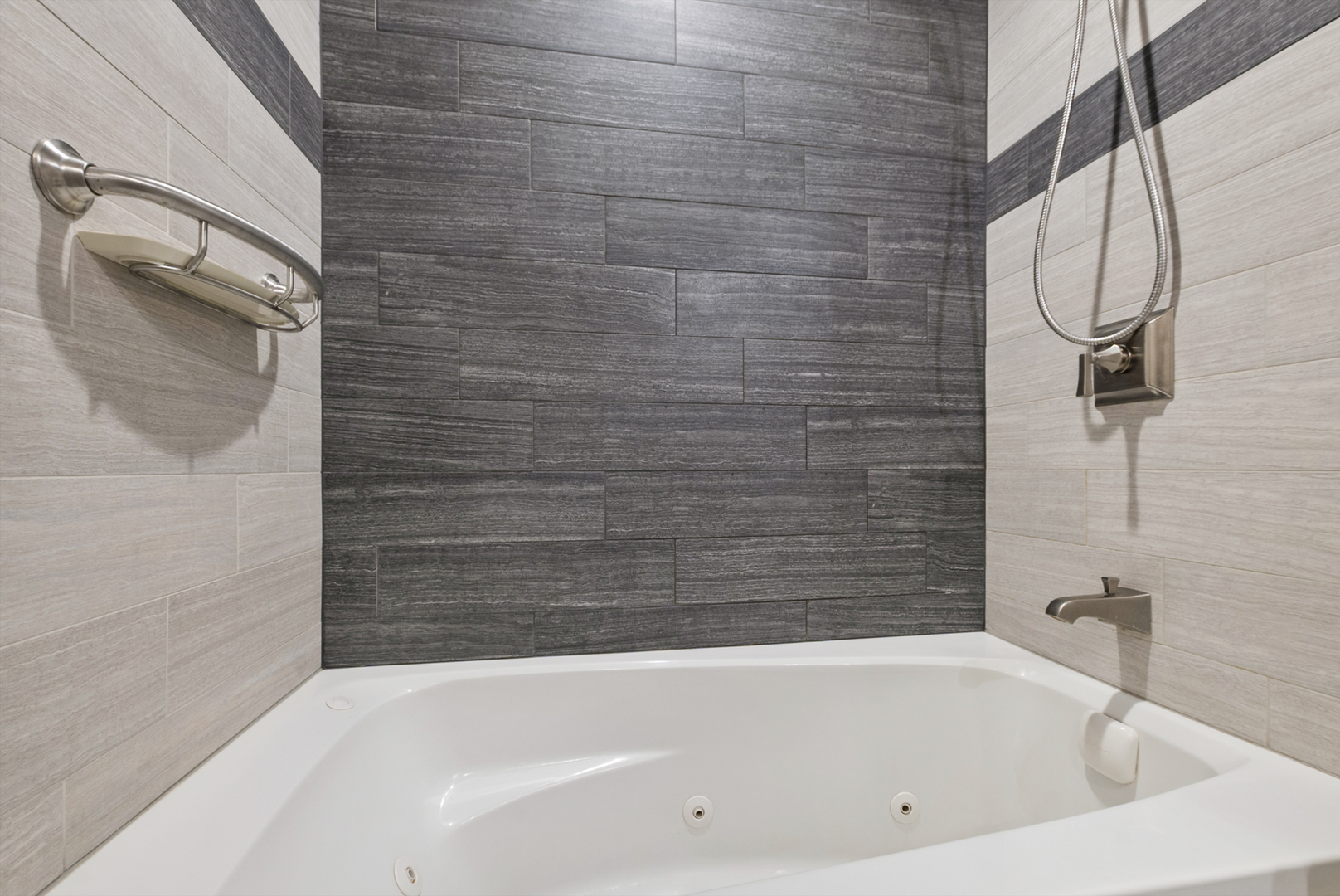 3939 Saratoga Avenue #E-214, Downers Grove, IL 60515