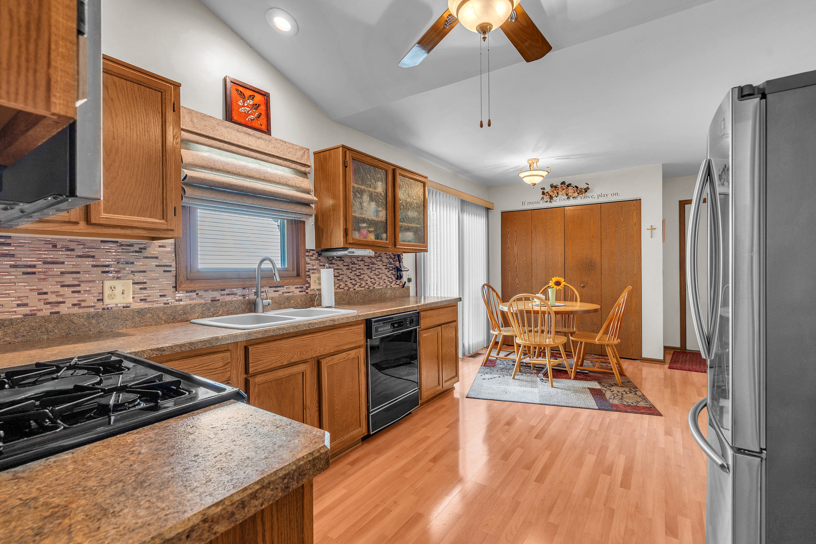 216 Timber Oaks Drive, North Aurora, IL 60542