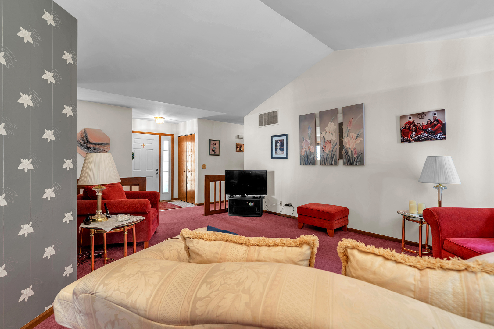 216 Timber Oaks Drive, North Aurora, IL 60542