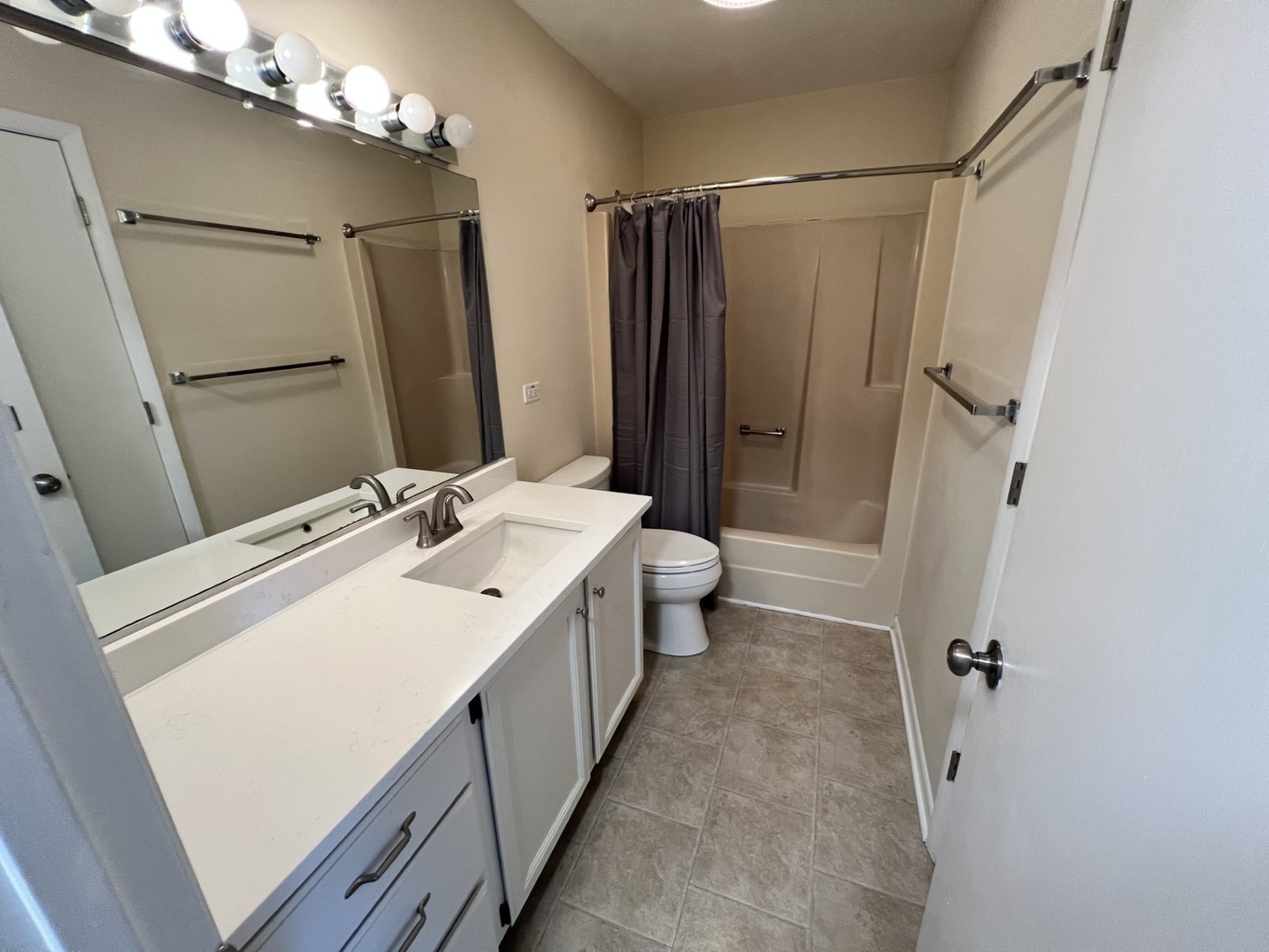 274 S Lake Street #D, Grayslake, IL 60030