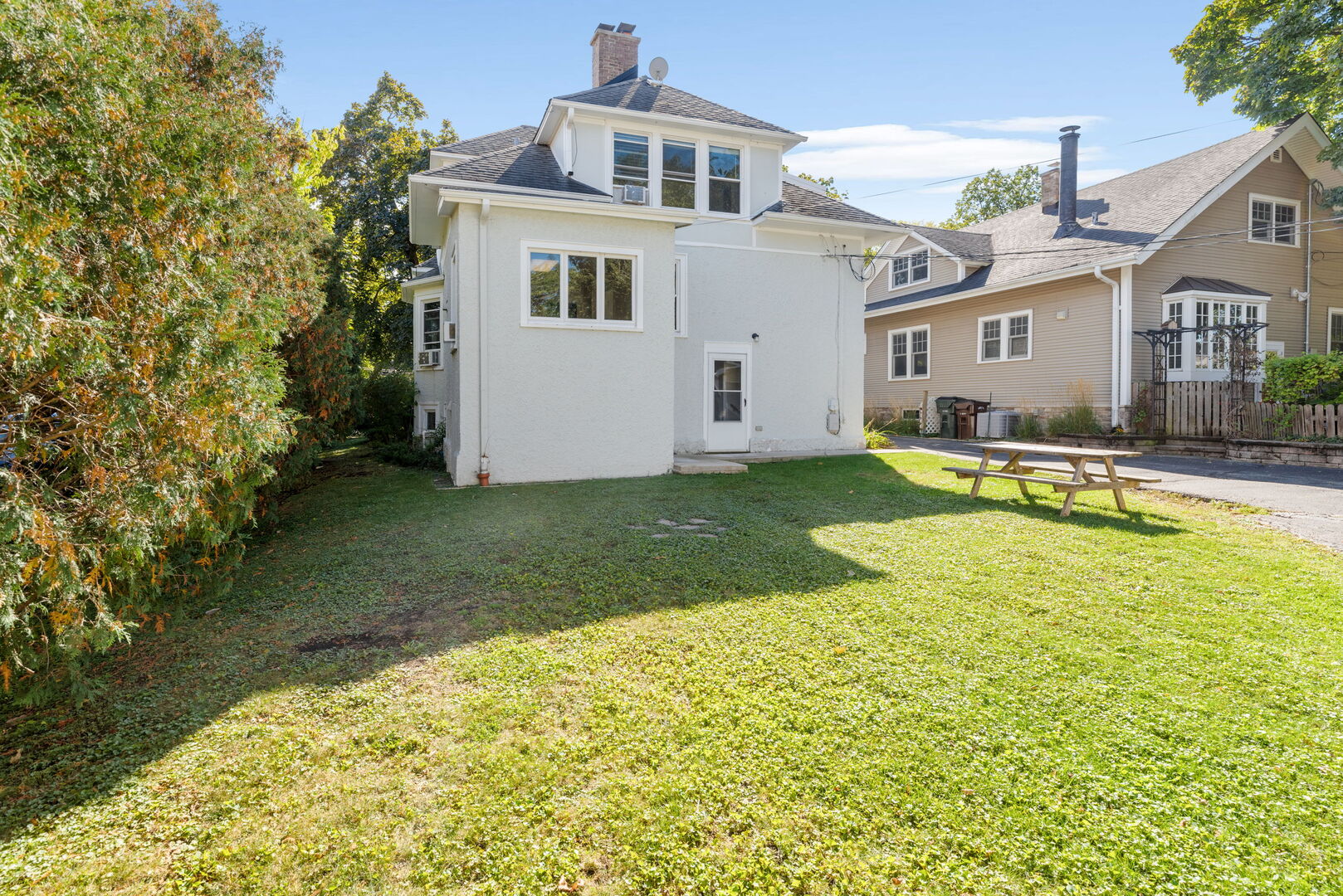 212 Elm Court, Libertyville, IL 60048