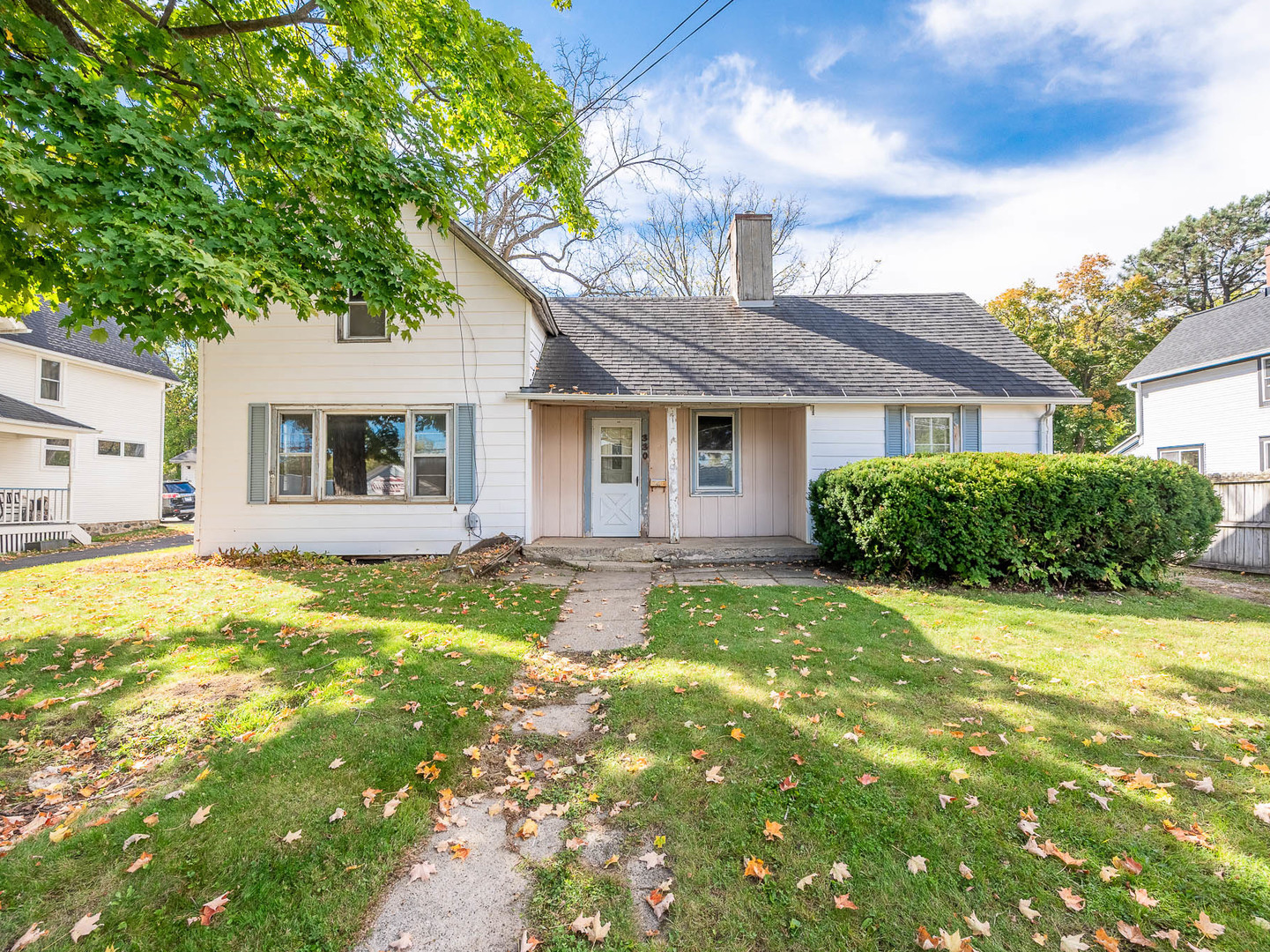 330 Lake Avenue, Woodstock, IL 60098