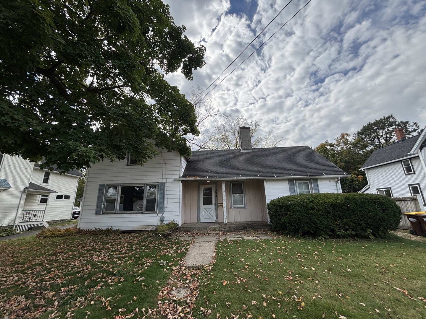 330 Lake Avenue, Woodstock, IL 60098