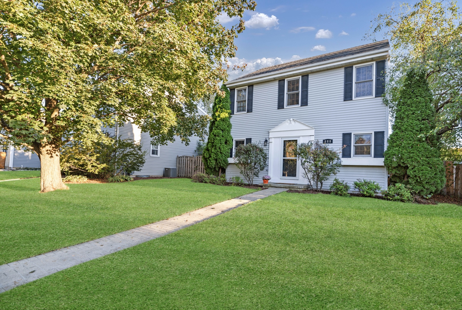 888 Geneva Drive, Geneva, IL 60134