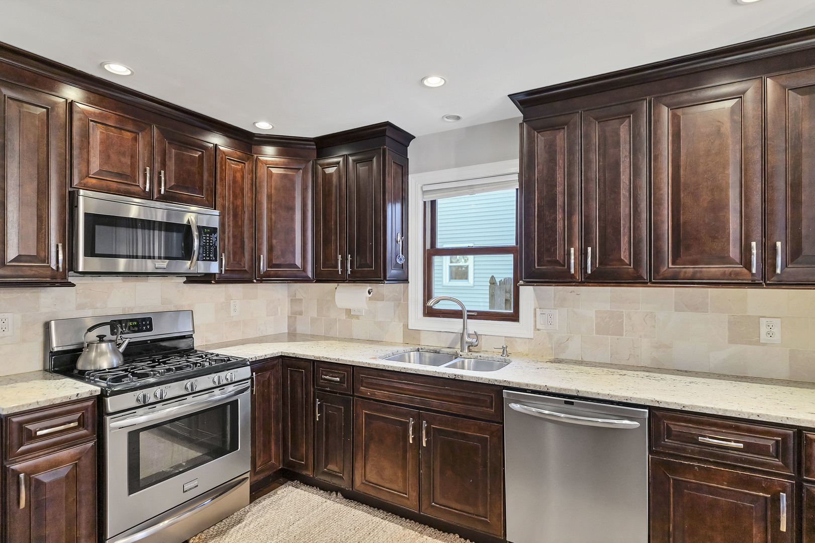 888 Geneva Drive, Geneva, IL 60134