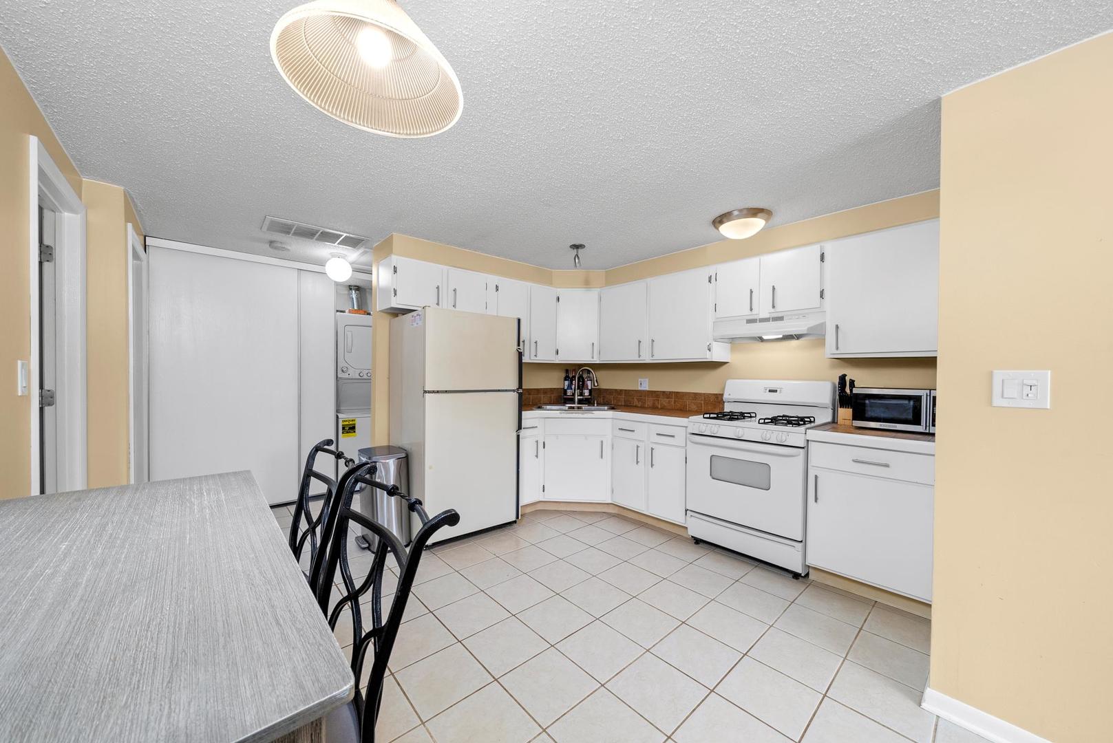 1096 Pheasant Run Lane, Aurora, IL 60504