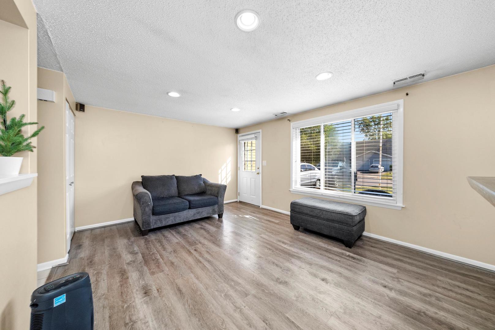 1096 Pheasant Run Lane, Aurora, IL 60504