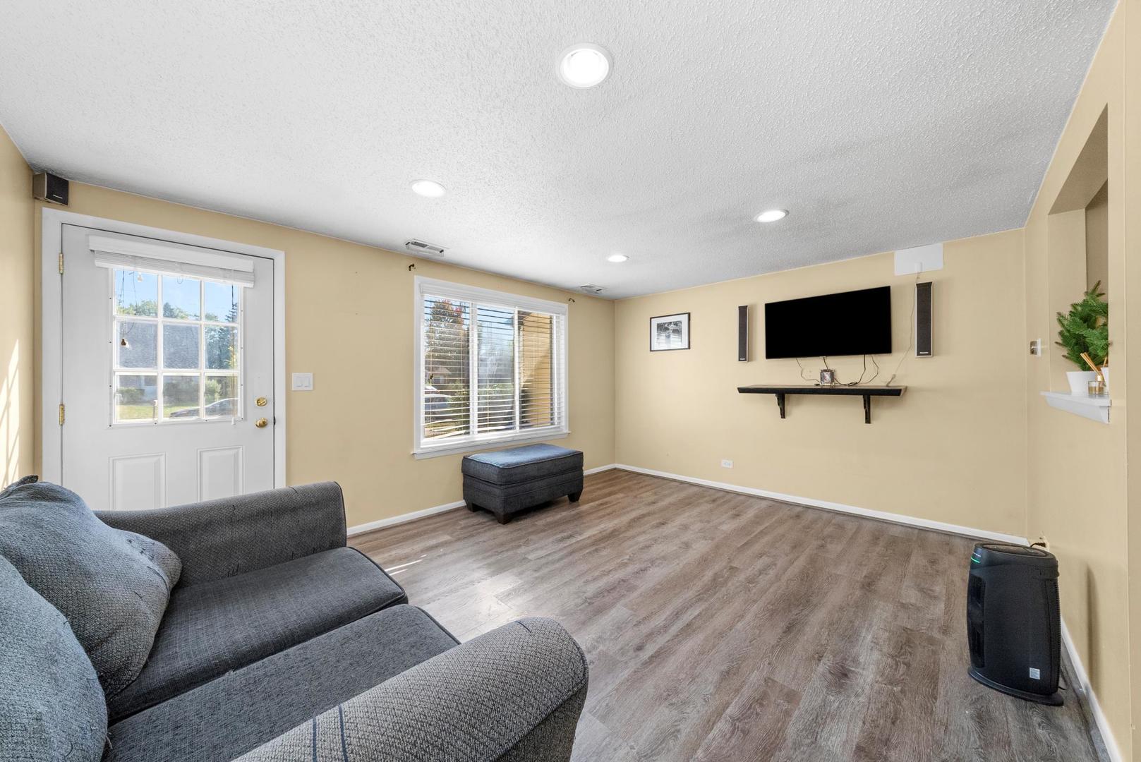 1096 Pheasant Run Lane, Aurora, IL 60504