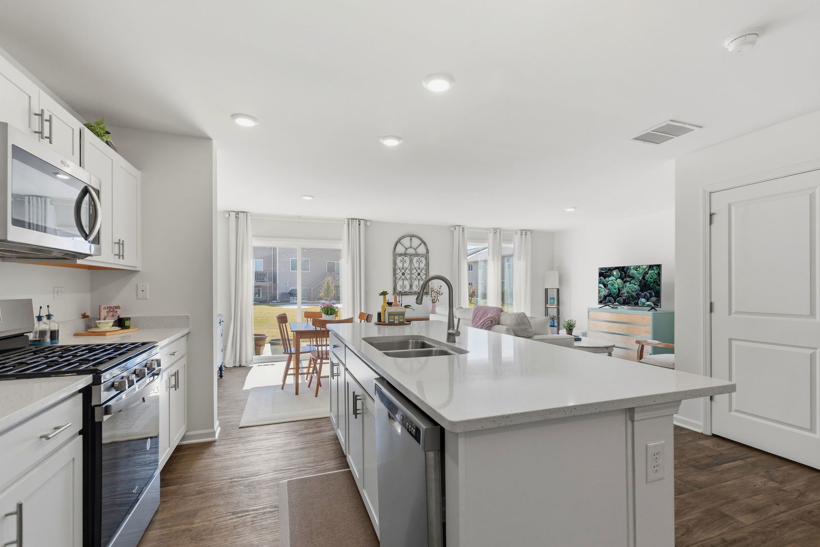 717 Wellington Lane, Cary, IL 60013