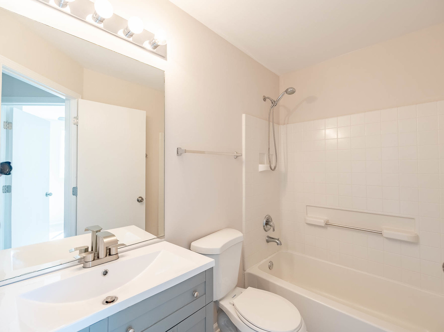 811 Serendipity Drive, Aurora, IL 60504