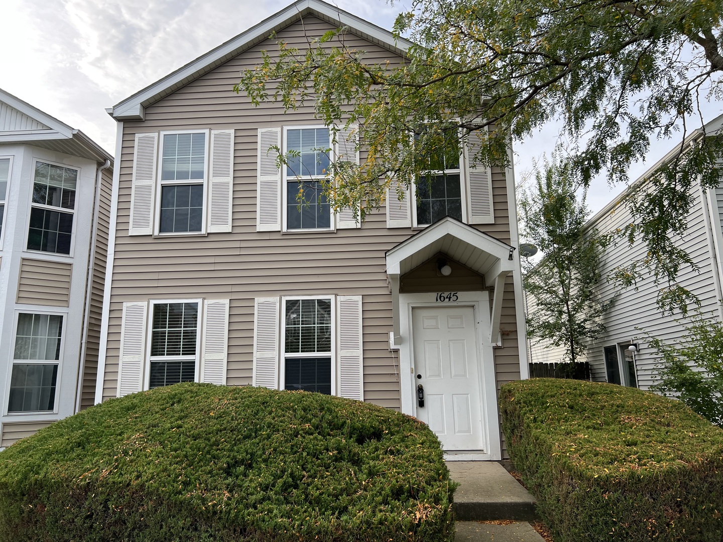 1645 Victoria Park Circle #1645, Aurora, IL 60504