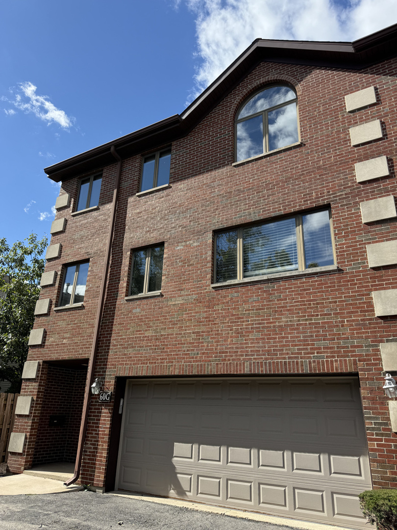 60 S Dee Road #G, Park Ridge, IL 60068
