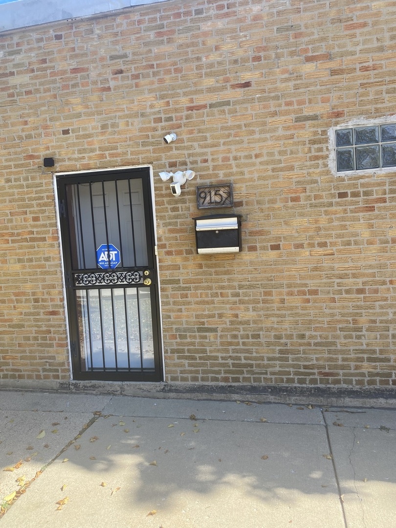 9157 S Marquette Avenue, Chicago, IL 60617