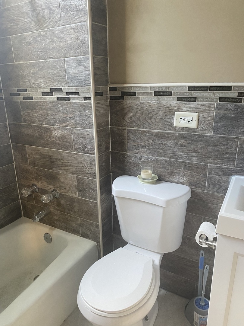 9157 S Marquette Avenue, Chicago, IL 60617