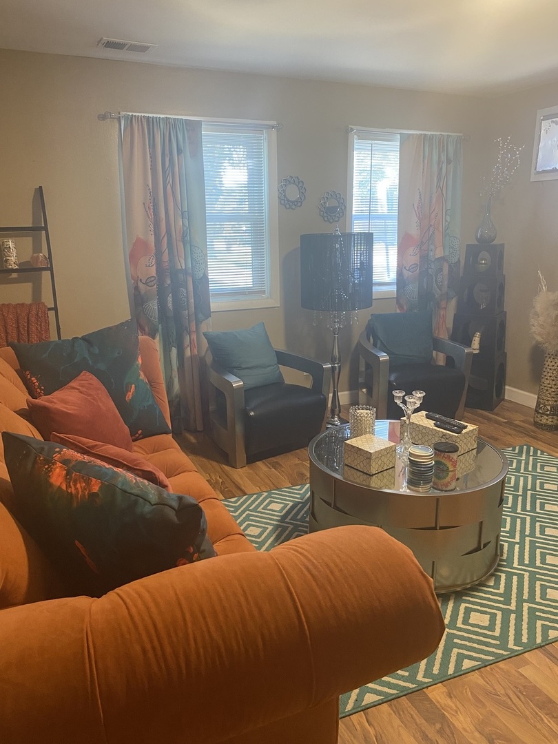 9157 S Marquette Avenue, Chicago, IL 60617