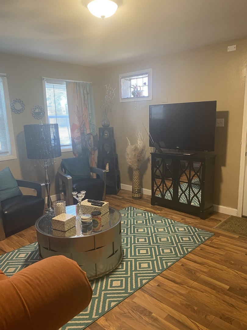 9157 S Marquette Avenue, Chicago, IL 60617