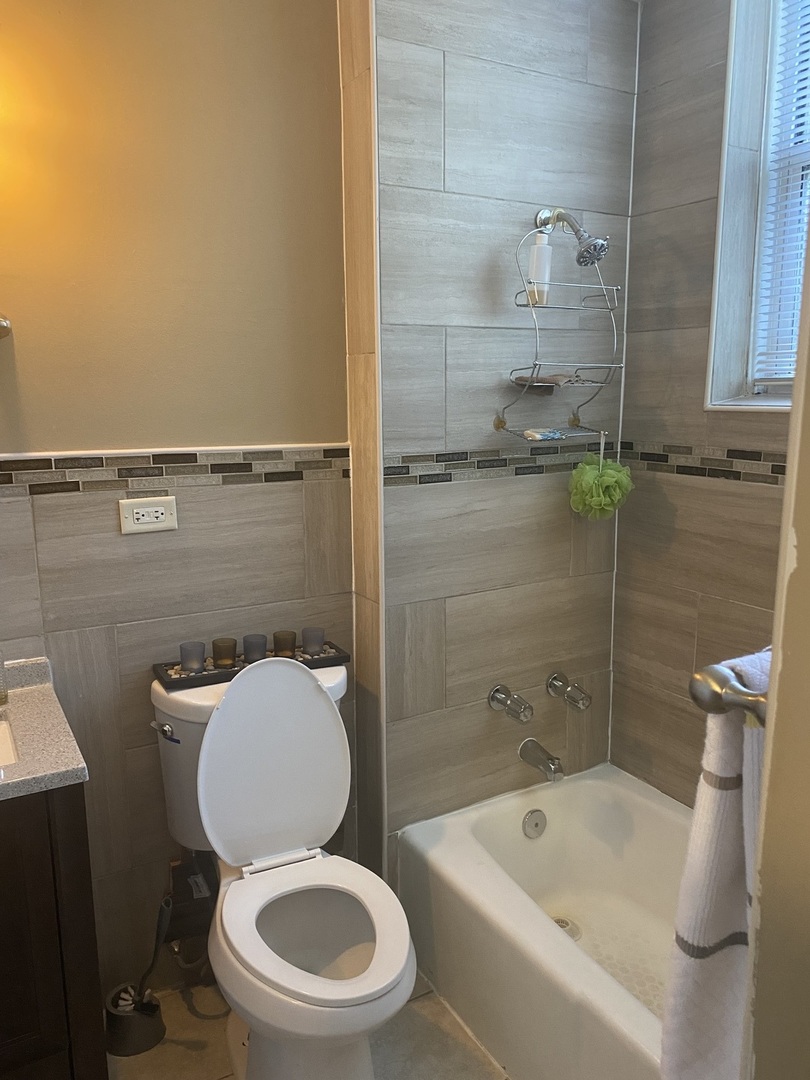9157 S Marquette Avenue, Chicago, IL 60617