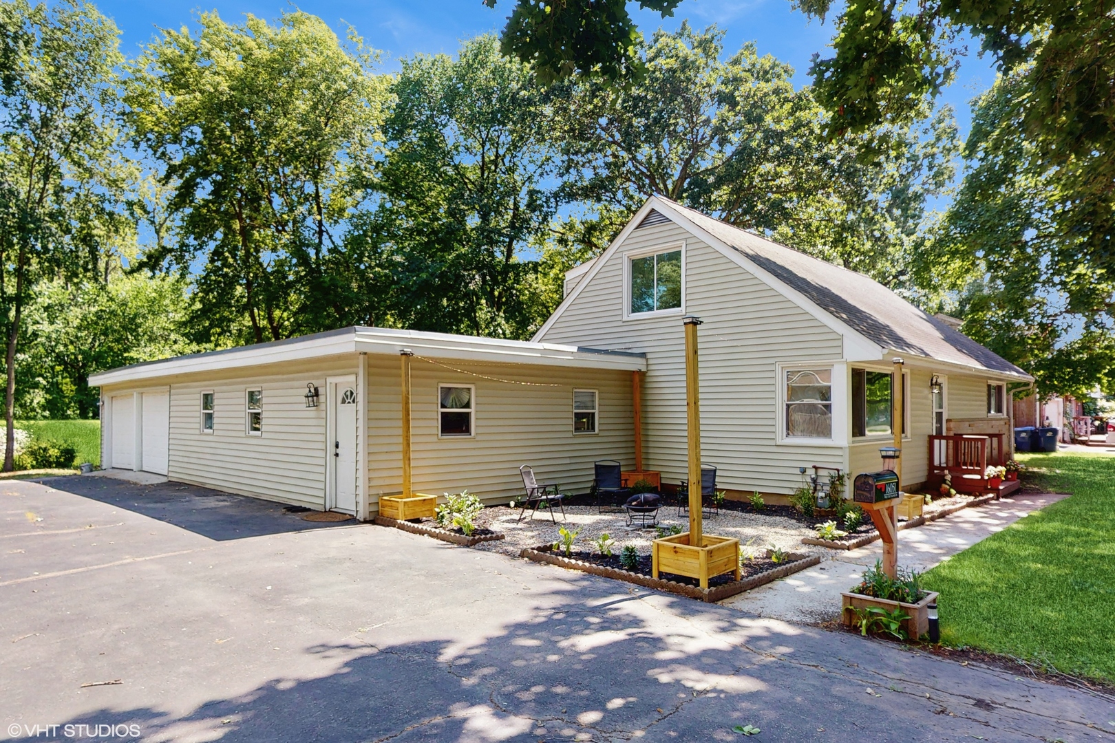 16051 W Des Plaines Drive, Libertyville, IL 60048