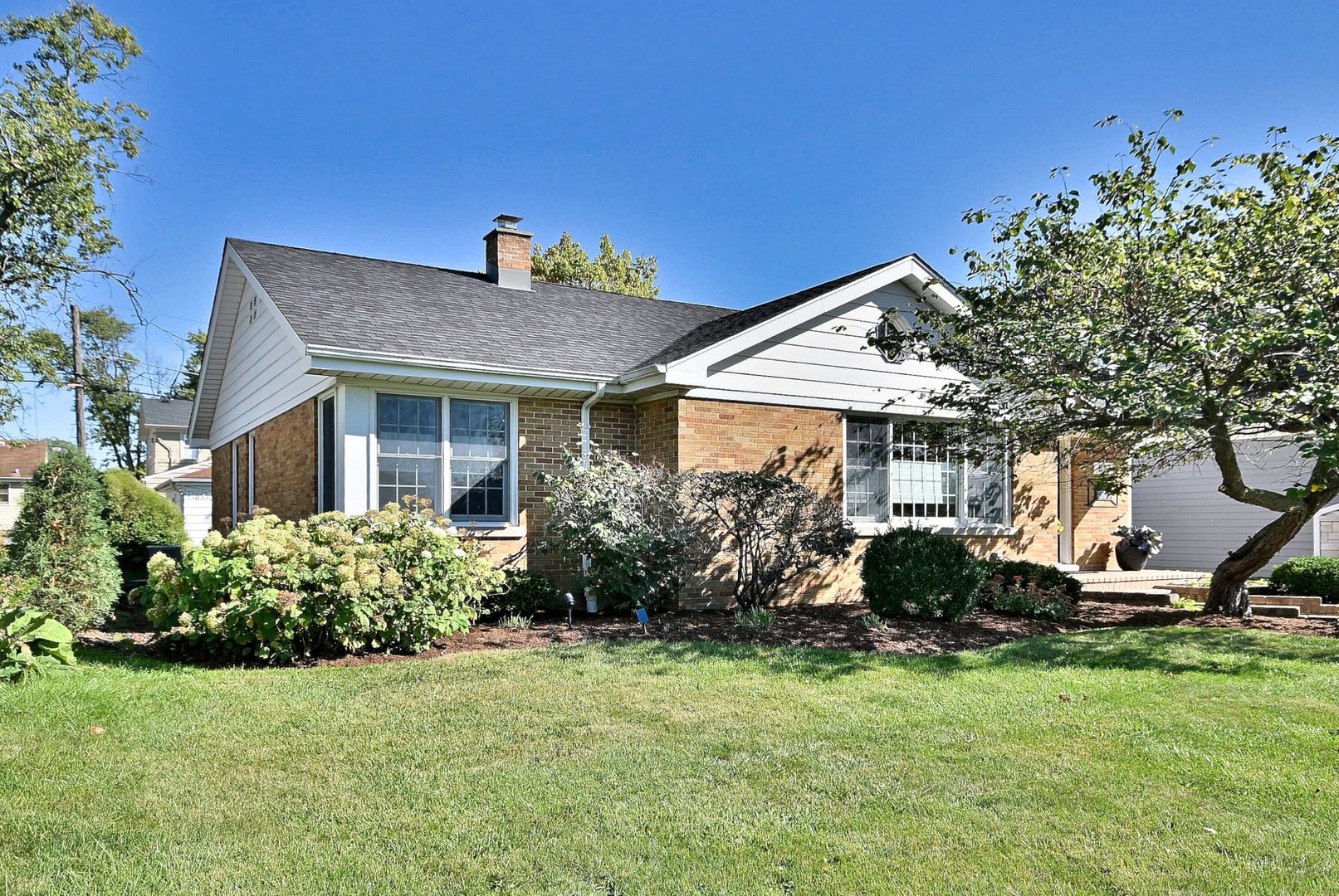 827 S Kearsage Avenue, Elmhurst, IL 60126