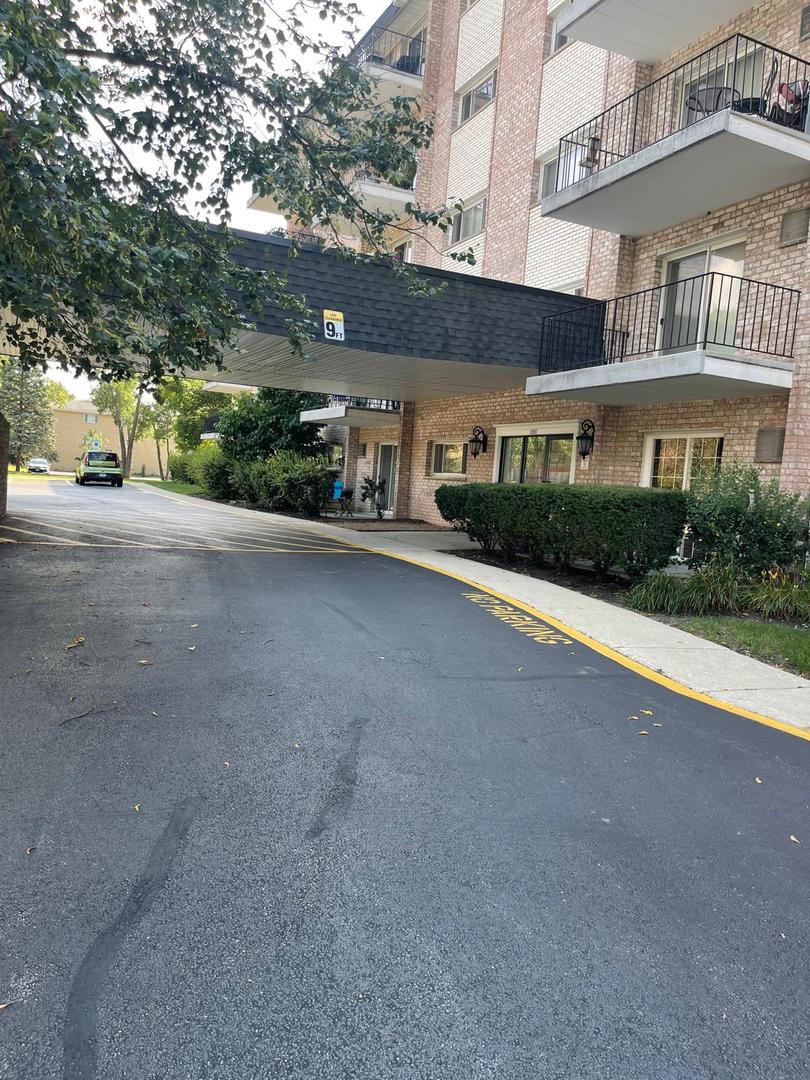 1000 S Lorraine Road #214, Wheaton, IL 60189