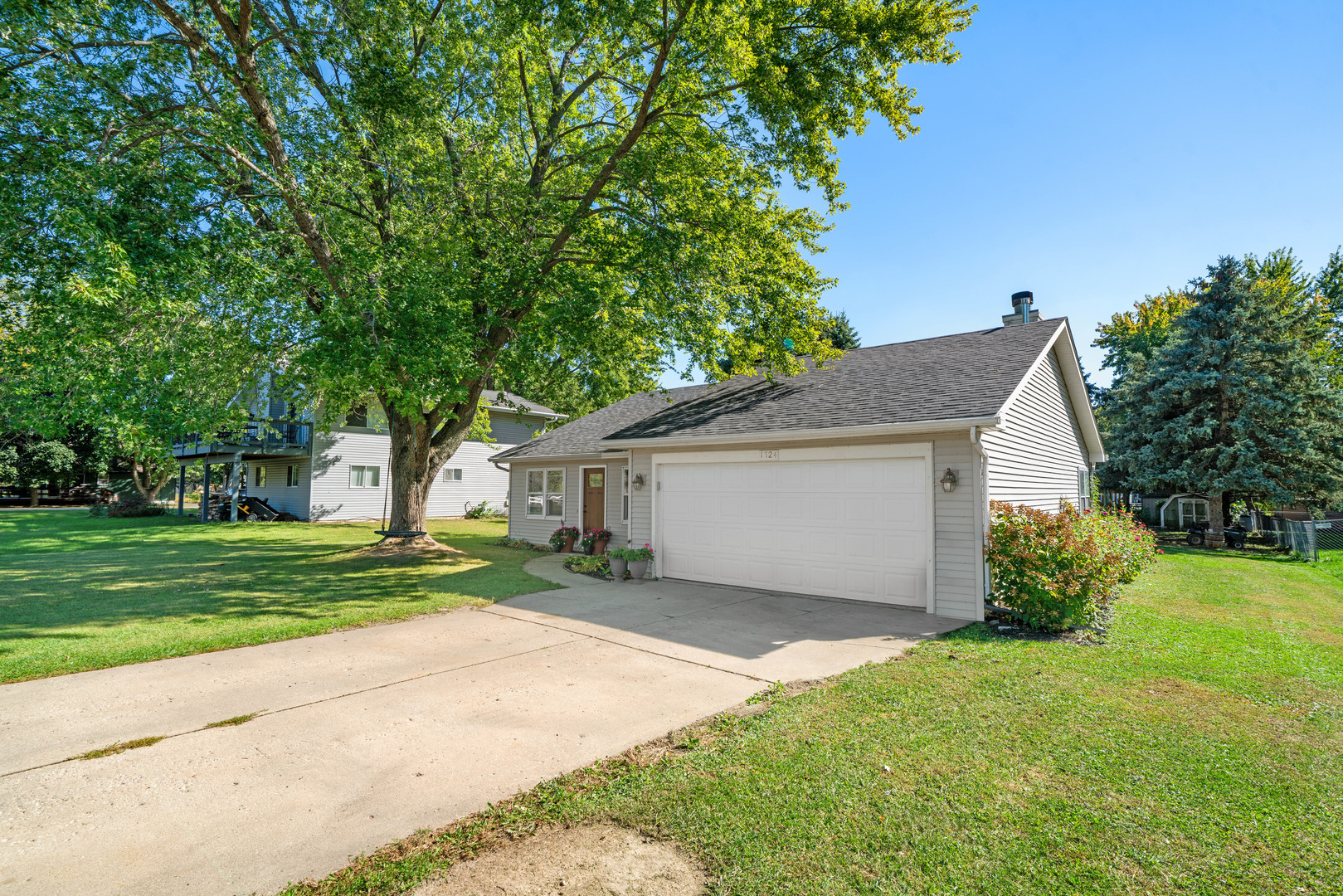 1724 LAKE HOLIDAY Drive, Lake Holiday, IL 60548