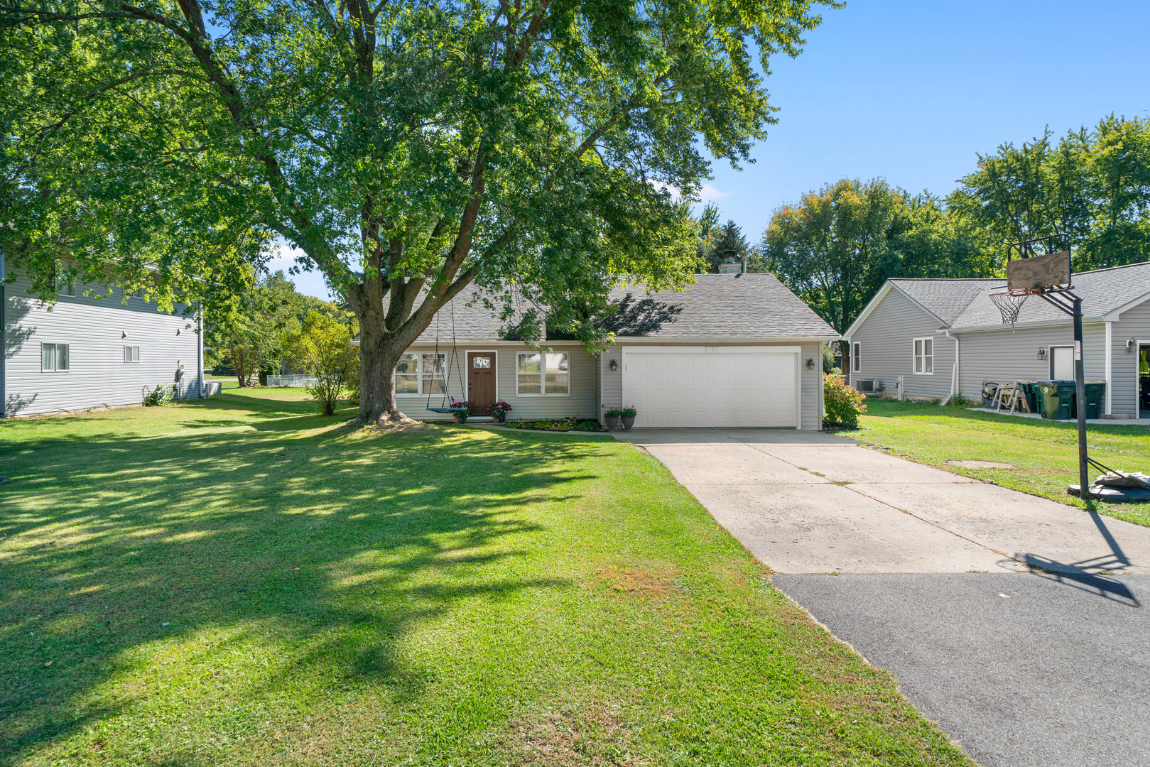 1724 LAKE HOLIDAY Drive, Lake Holiday, IL 60548