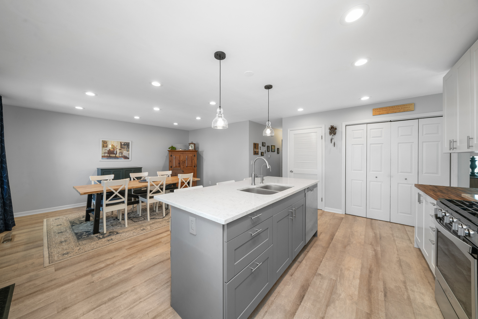 1724 LAKE HOLIDAY Drive, Lake Holiday, IL 60548