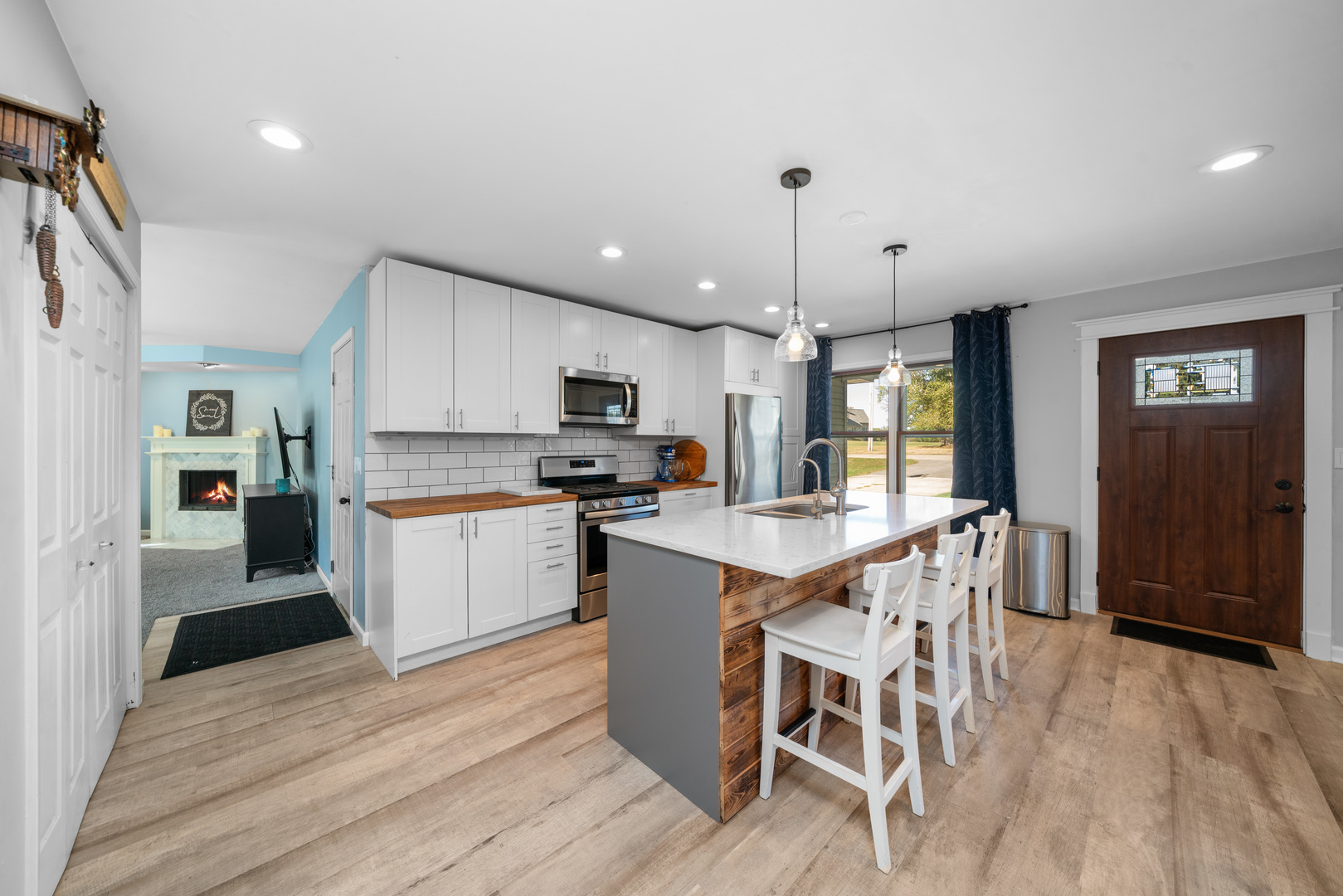 1724 LAKE HOLIDAY Drive, Lake Holiday, IL 60548