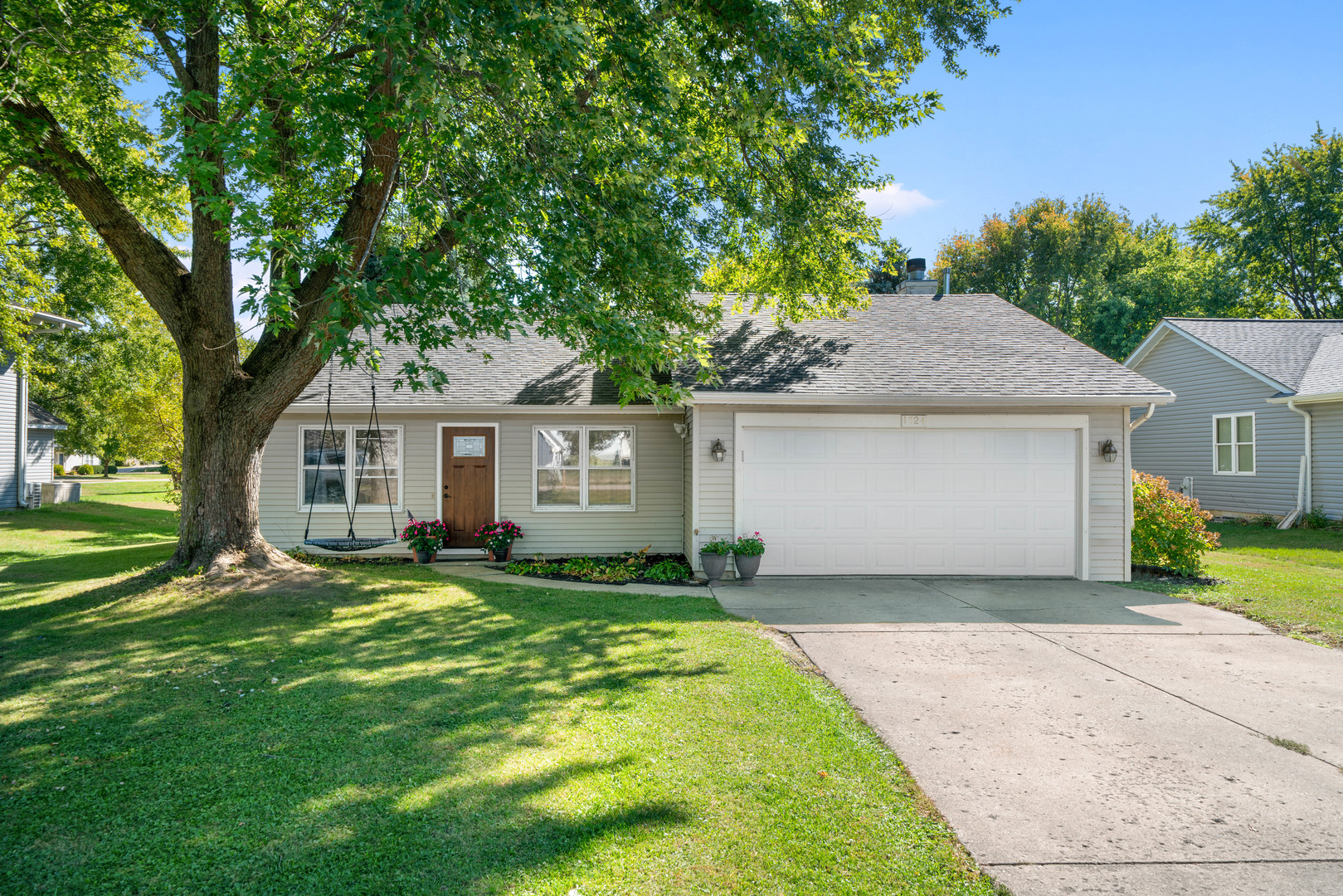 1724 LAKE HOLIDAY Drive, Lake Holiday, IL 60548