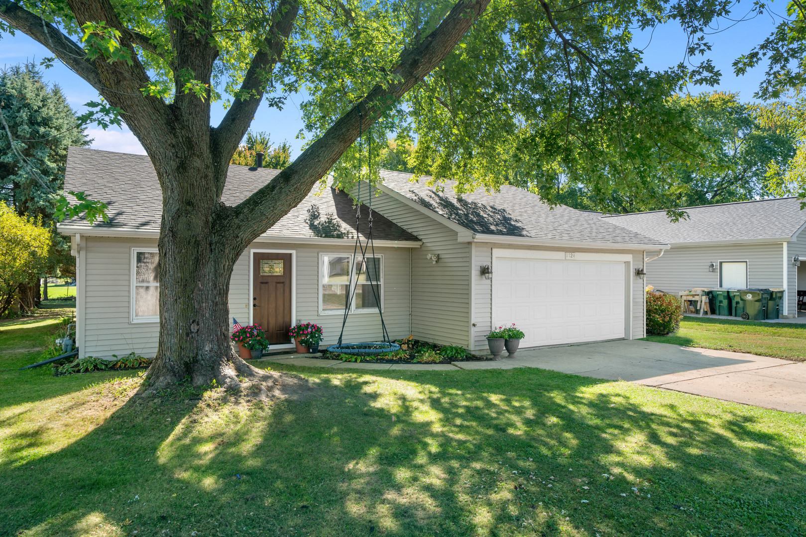 1724 LAKE HOLIDAY Drive, Lake Holiday, IL 60548