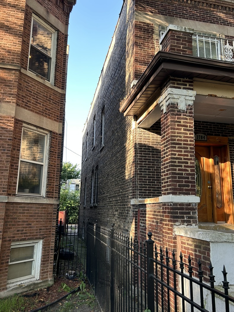 3704 W Ferdinand Street, Chicago, IL 60624