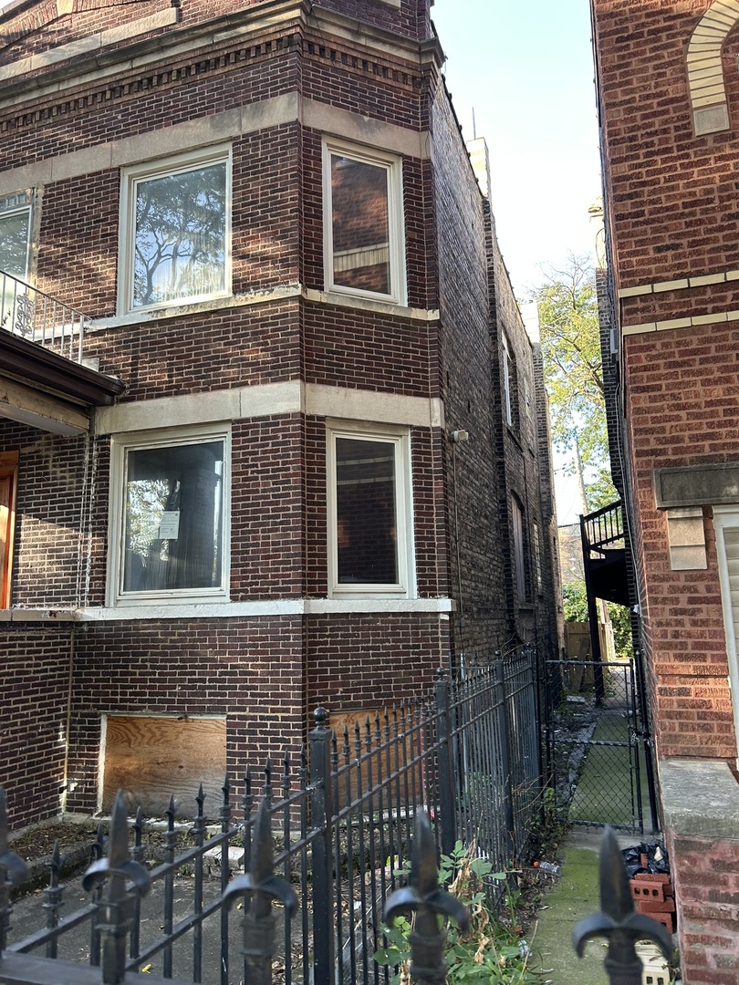 3704 W Ferdinand Street, Chicago, IL 60624