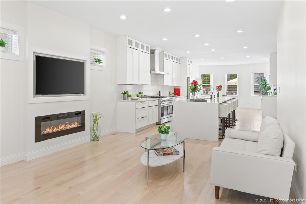 7440 S Oglesby Avenue, Chicago, IL 60649