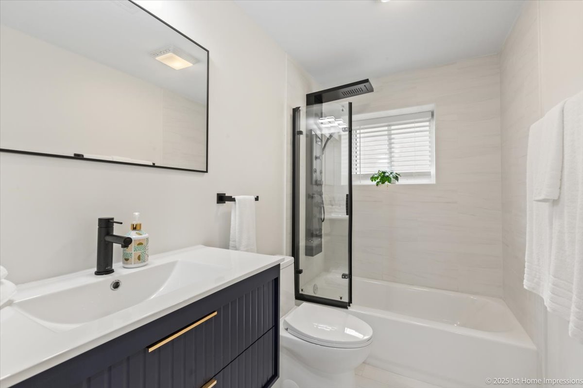 7440 S Oglesby Avenue, Chicago, IL 60649