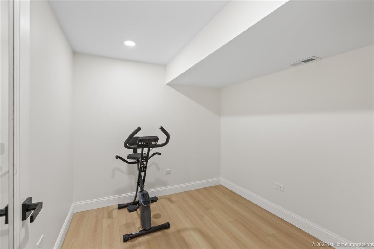 7440 S Oglesby Avenue, Chicago, IL 60649