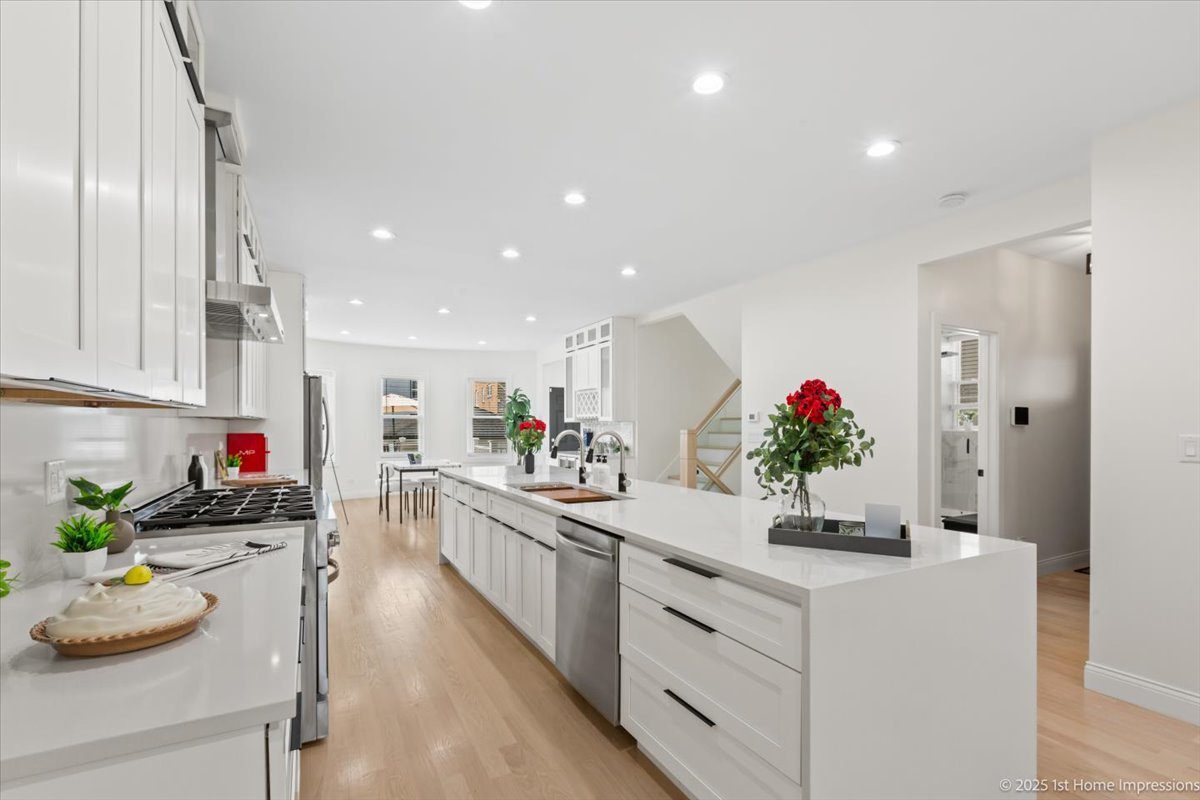 7440 S Oglesby Avenue, Chicago, IL 60649