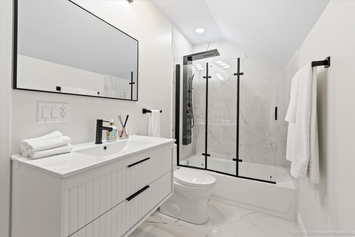 7440 S Oglesby Avenue, Chicago, IL 60649