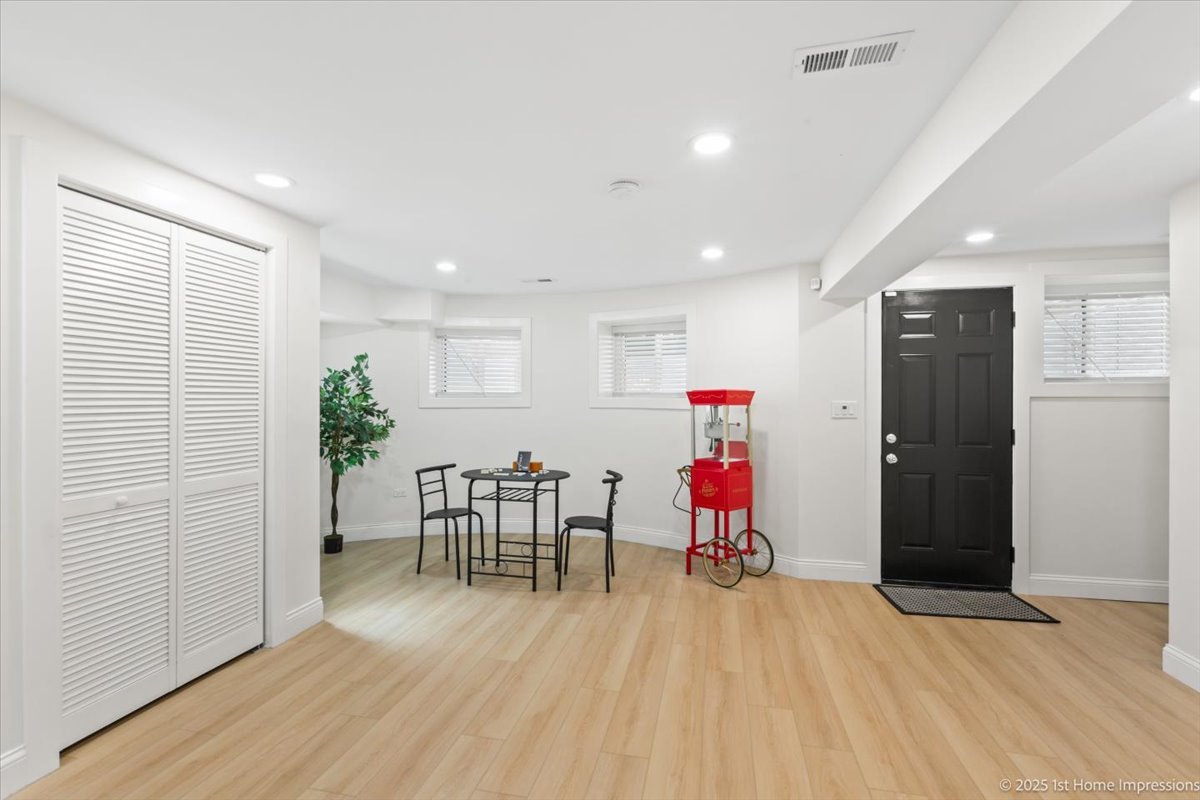 7440 S Oglesby Avenue, Chicago, IL 60649