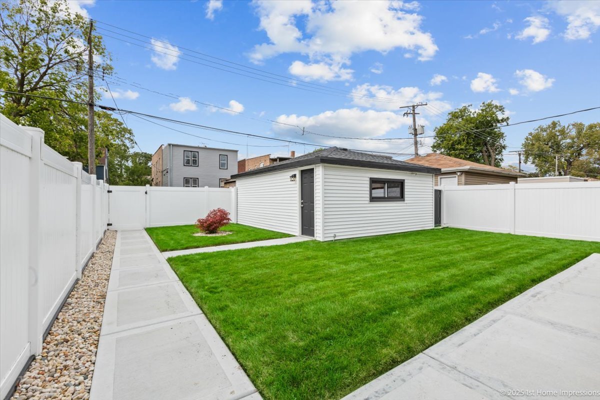 7440 S Oglesby Avenue, Chicago, IL 60649
