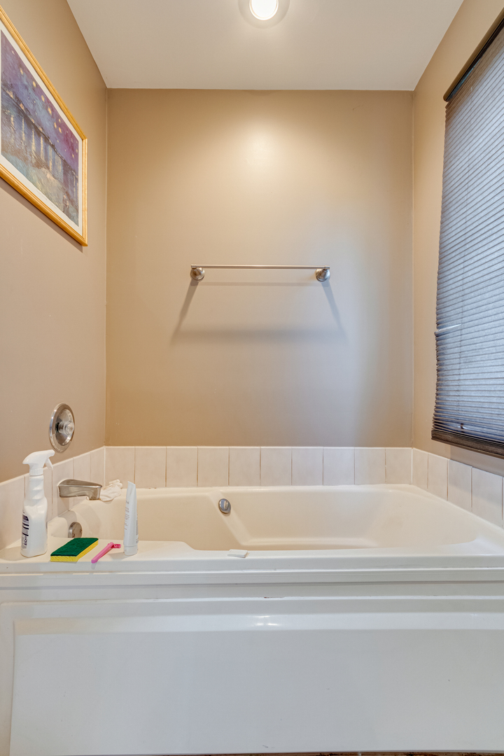 8428 Creekside Lane, Darien, IL 60561