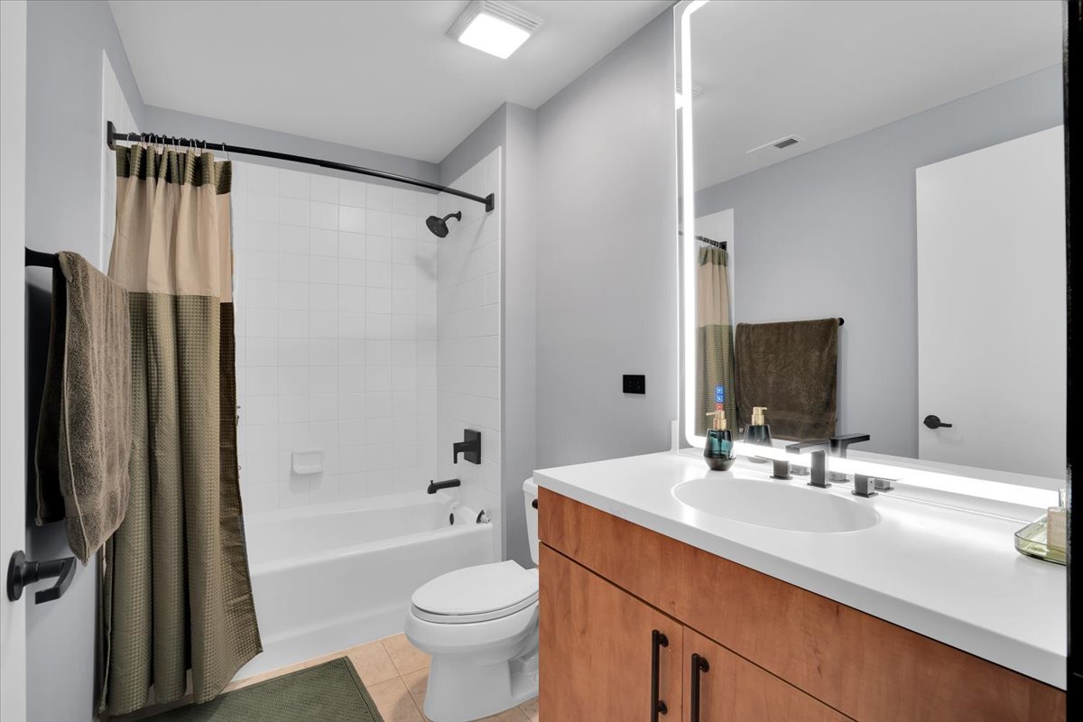 565 W Quincy Street #711, Chicago, IL 60661