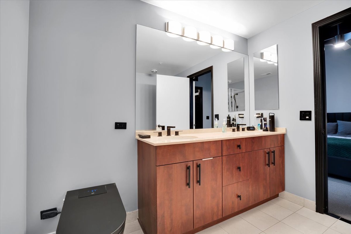 565 W Quincy Street #711, Chicago, IL 60661
