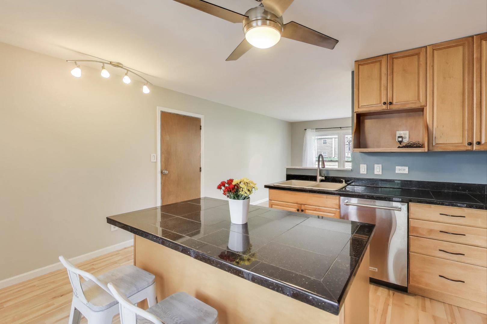 3207 Sunrise View Street, McHenry, IL 60050