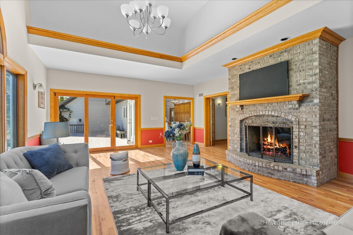 10S641 S Garfield Avenue, Burr Ridge, IL 60527