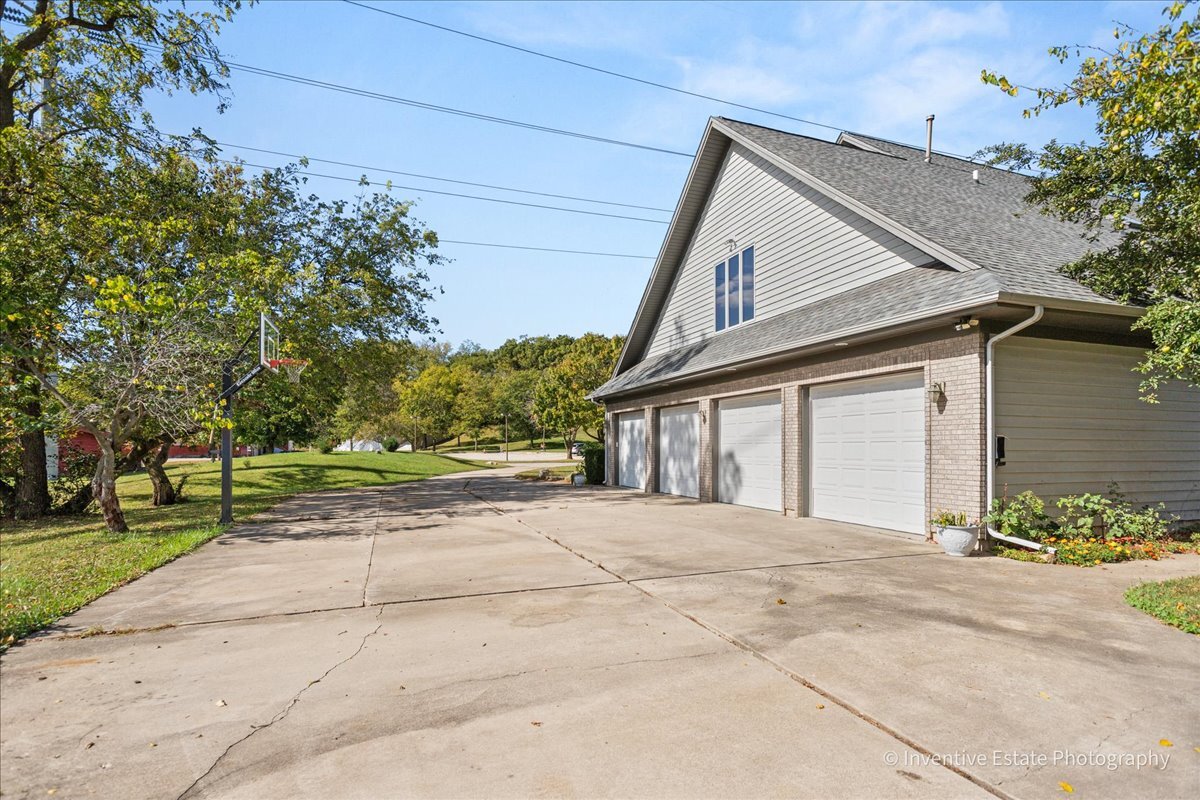 10S641 S Garfield Avenue, Burr Ridge, IL 60527