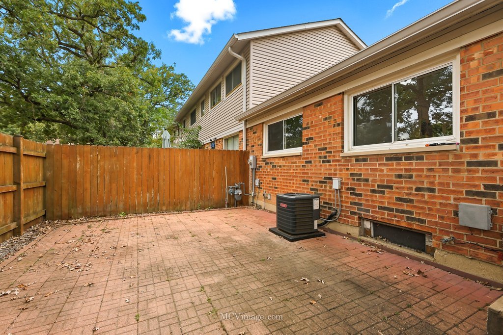 3098 Lynnwood Court, Streamwood, IL 60107