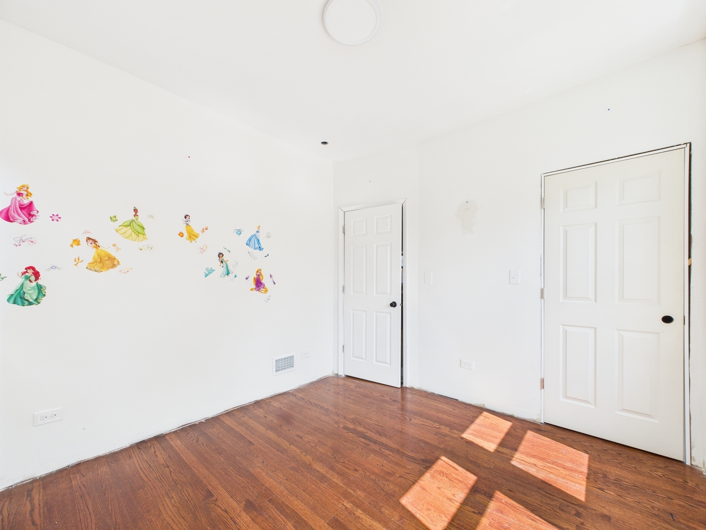 8015 S Paxton Avenue, Chicago, IL 60617