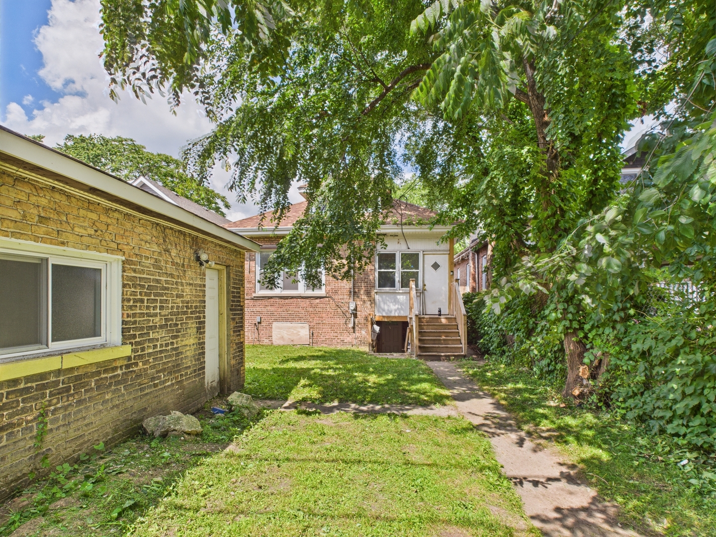 8015 S Paxton Avenue, Chicago, IL 60617