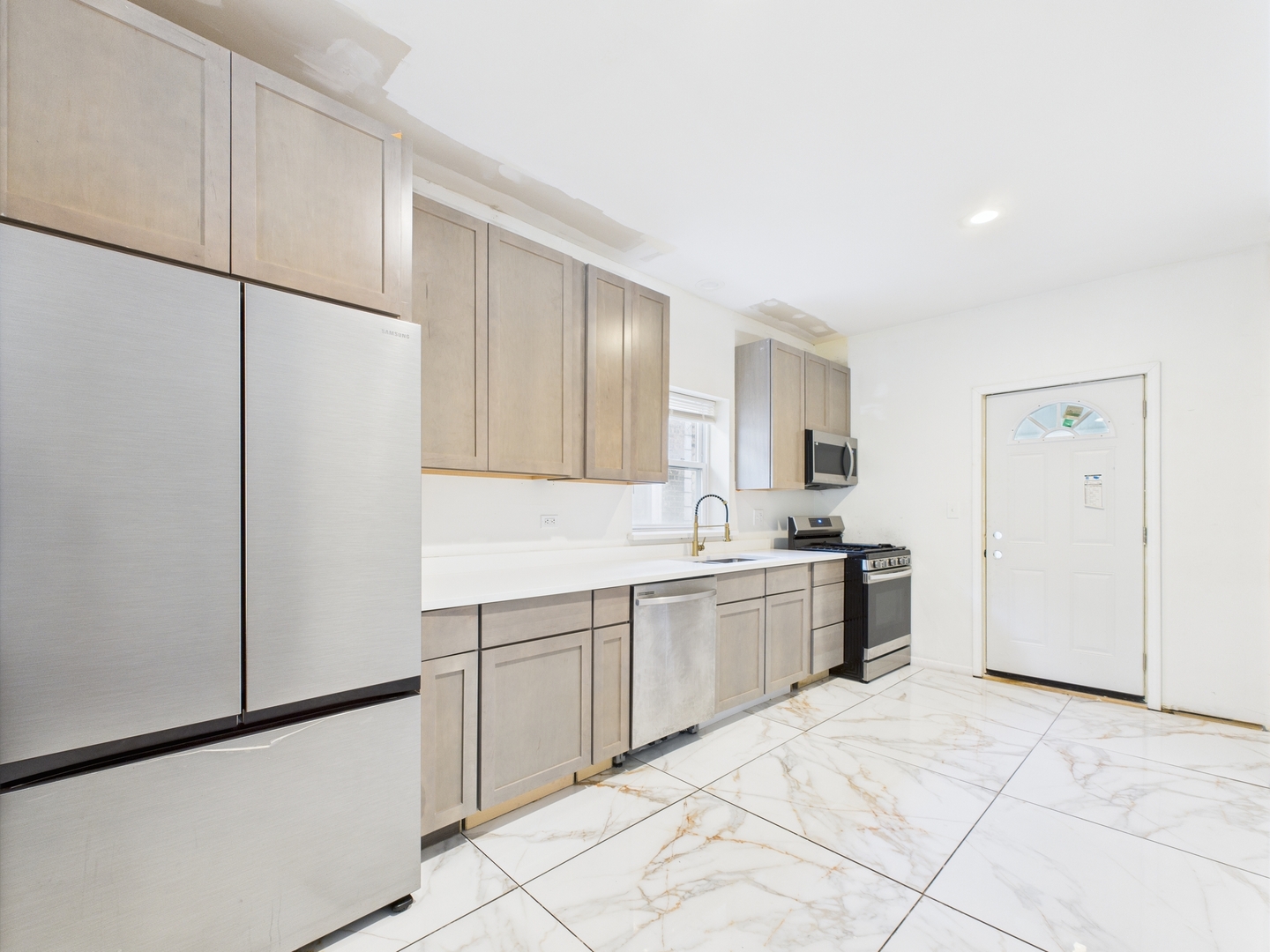 8015 S Paxton Avenue, Chicago, IL 60617