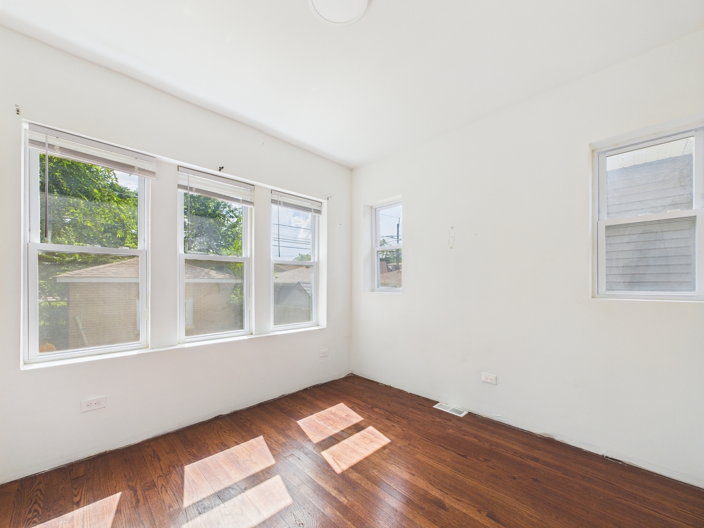 8015 S Paxton Avenue, Chicago, IL 60617
